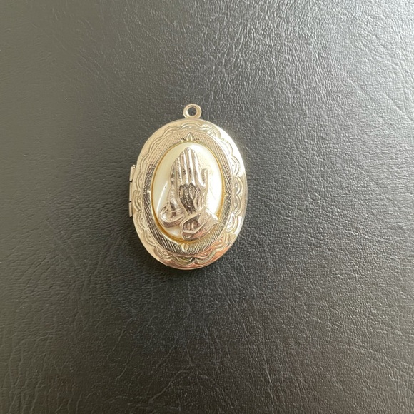 Jewelry - Praying hands locket